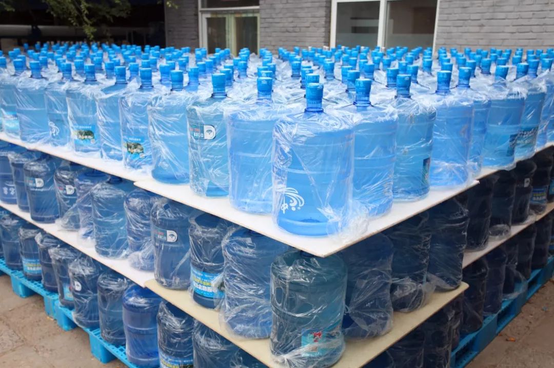 门头沟矿泉水厂免费送桶装水！40斤一桶，轻松拎走！